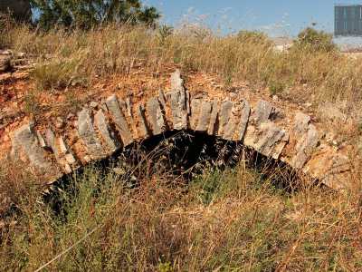 Nei pressi notiamo una costruzione in pietra a forma di arco che sbuca dall�erba e protegge un�entrata che sembra scendere nel sottosuolo. Lo storico Corrado Pappagallo, autore del libro "Torri e masserie fortificate a Molfetta", ci aveva infatti parlato dei sotterranei di Turris Furcata, a cui un tempo si poteva accedere attraverso una botola